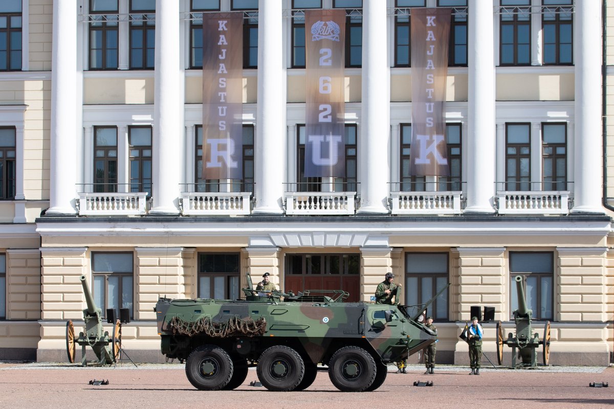 262. Reserviupseerikurssi, #Kajastus, viettää tänään kurssijuhlaansa. Päivän käynnisti legendaarinen #ruusurynnäkkö .

Juhla on koko kurssin yhteinen voimainponnistus, ja valmistelut ovat alkaneet jo toukokuussa kurssin alussa. 

Hyvää juhlapäivää! #ruk #k262 #kurssijuhla