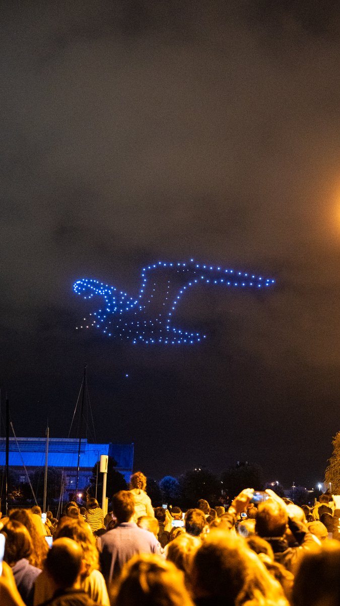 VilleCherbourg's tweet photo. 💫 Hier soir, plus de 20 000 personnes sont venues admirer et découvrir le spectacle de drones lancé depuis le Quai Lawton-Collins à l'occasion de la @RolexFastnet_Ch 💜 C'était une toute première pour la Ville de Cherbourg-en-Cotentin. https://t.co/BHW59EbPhG