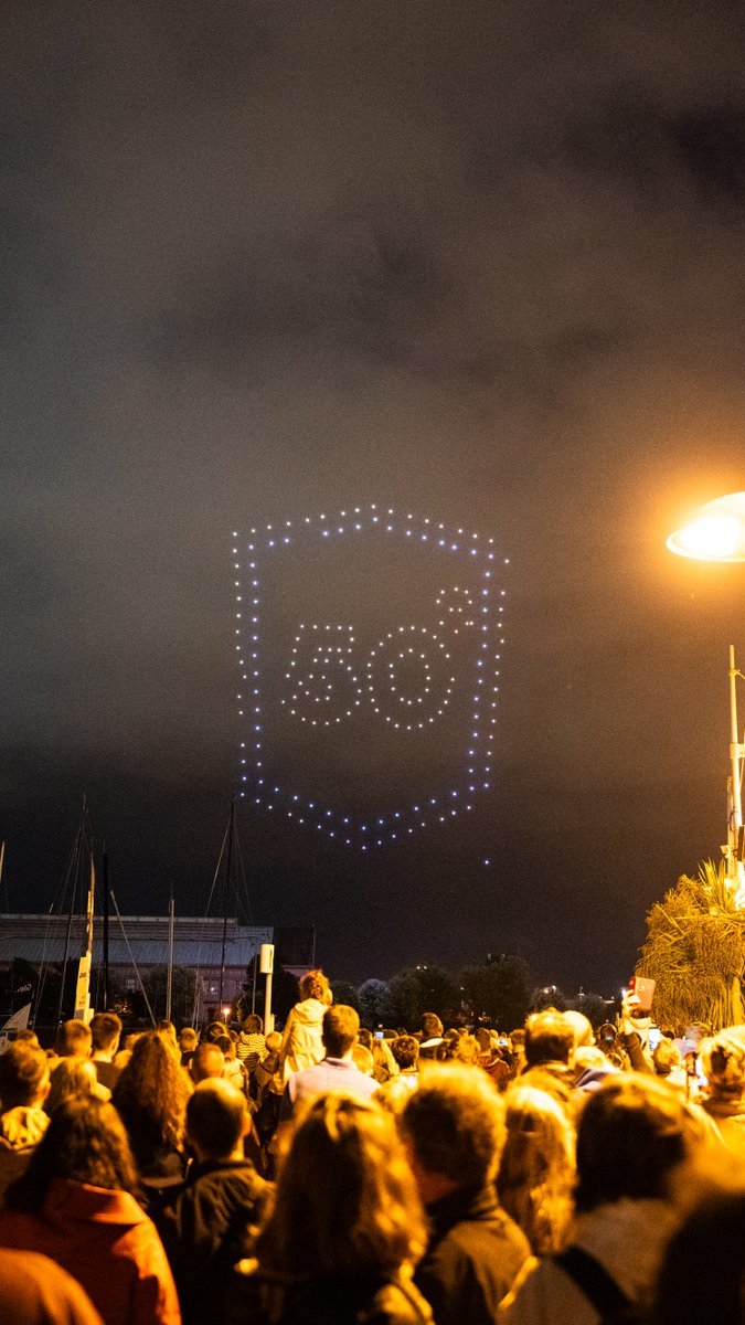 💫 Hier soir, plus de 20 000 personnes sont venues admirer et découvrir le spectacle de drones lancé depuis le Quai Lawton-Collins à l'occasion de la @RolexFastnet_Ch 💜 C'était une toute première pour la Ville de Cherbourg-en-Cotentin.