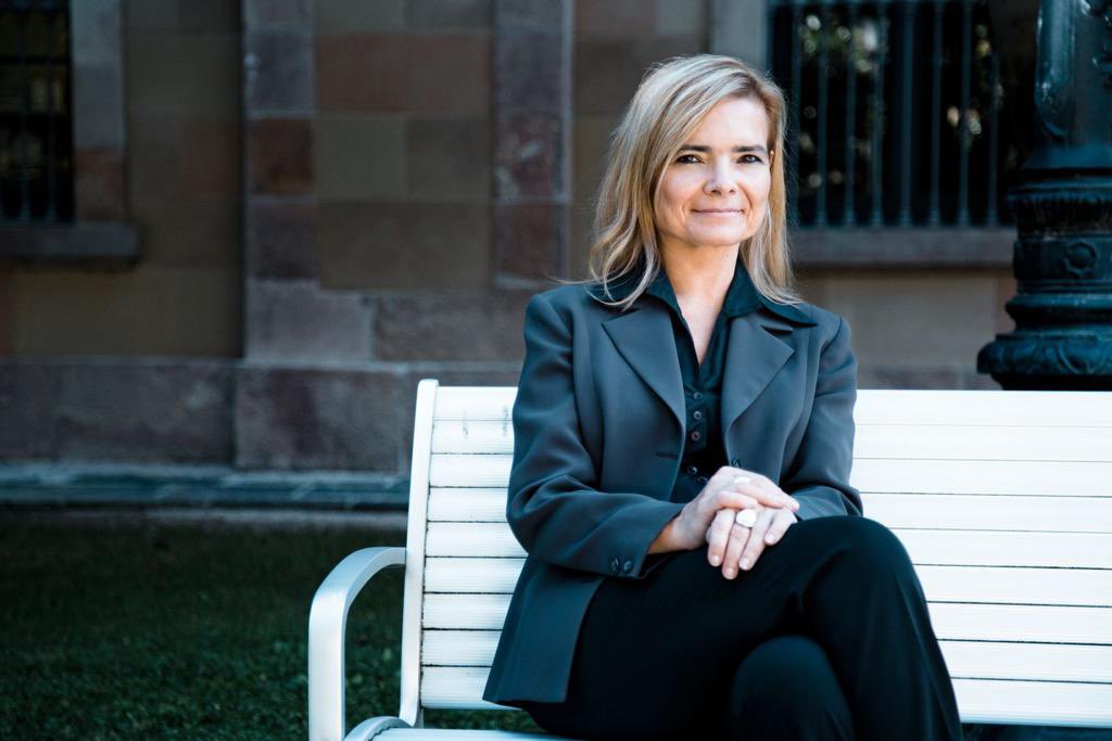 El valor de los datos es incalculable. 
Solo es entendible la #SoberaníaDigital si atendemos a 3 dimensiones:

1) #Regulatoria (garantizar #derechos)

2) #Económica (#TejidoEmpresarial fuerte)

3) #Geopolítica (#política mundial y #seguridad)

Artículo:
mincotur.gob.es/Publicaciones/…