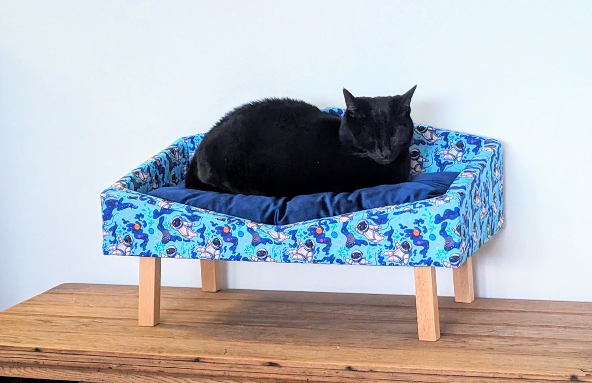 Mornin’ #CraftBizParty #UKCraftAM #ShopIndie #UKCraftHour I’m trying out a new budget range of a cute raised cat beds with fun fabrics… this is my first attempt.. what do you think.