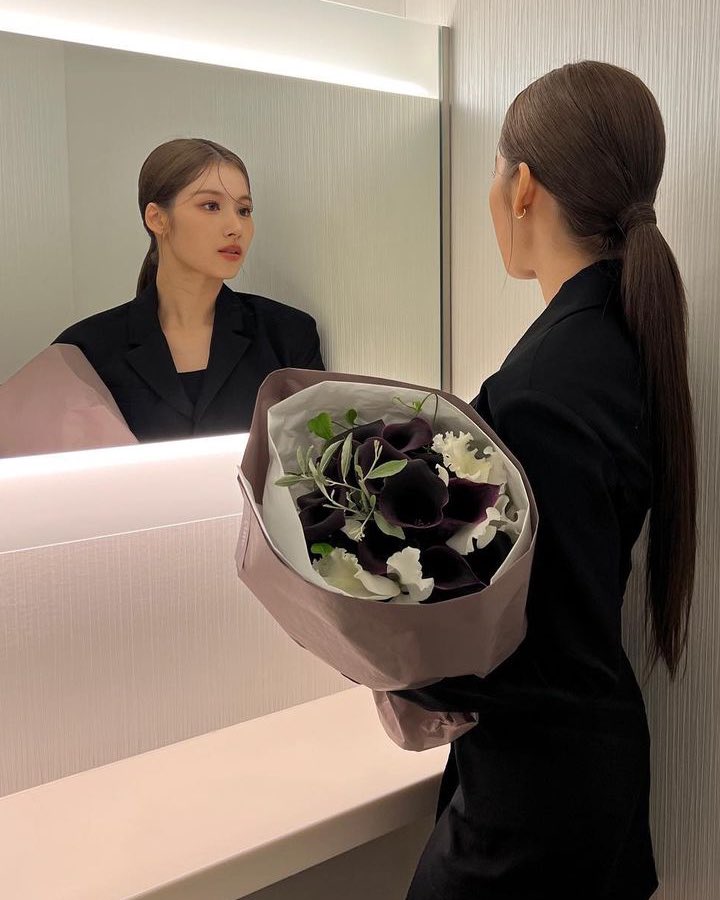 sanadorabel's tweet photo. CEO MINATOZAKI SANA https://t.co/r55Wdhgbvd