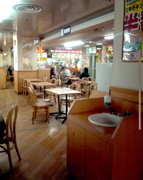 15年以上前に、旧ダイエー赤羽店内で撮影した「ドムドムバーガー」の写真が出てきた  ここのフードコート、カオスで大好きだった。  隣のテーブルの知らないお婆さん集団に混ざって「談笑」とかしたり。青春。青春そのもの。