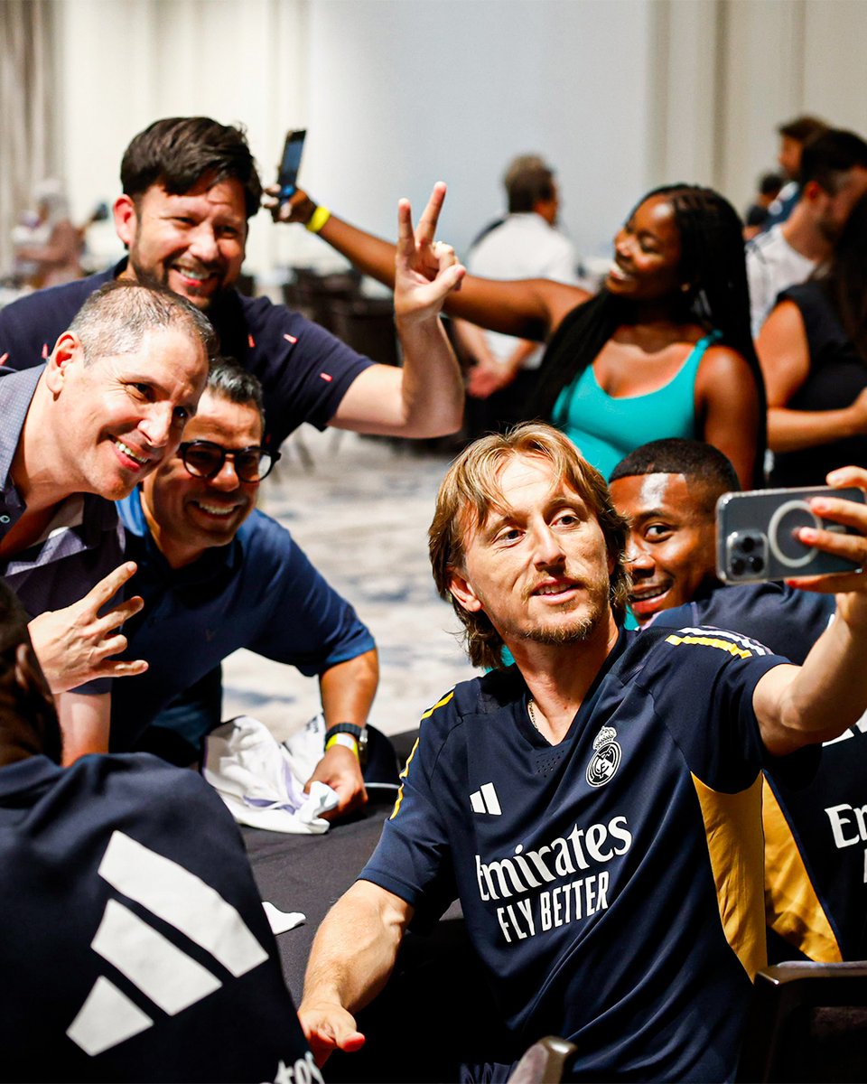 realmadridarab's tweet photo. 🤍 #Madridistas 🤍 
📍Dallas
🤳 @lukamodric10 
🇺🇸 #RealMadridOnTour https://t.co/RgaZ6KtEka