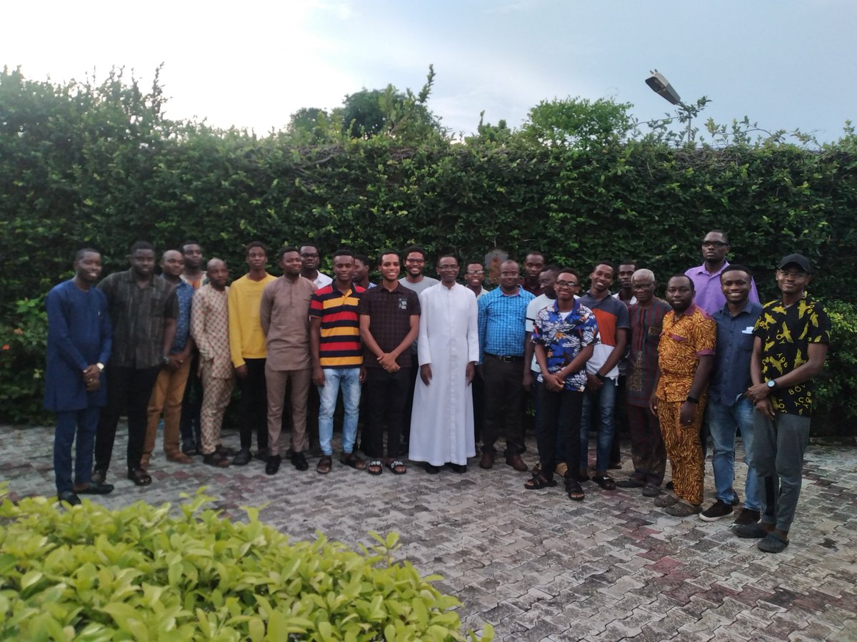 IsiuwaStudy's tweet photo. All attendees, including UNIBEN students and medical professionals from UBTH, actively participated. Topics like contraception, abortion, and IVF sparked intriguing discussions. The speaker also shared his personal journey from being a doctor to a priest. #Bioethics #ethicsmatter https://t.co/DwUtEwtTMF