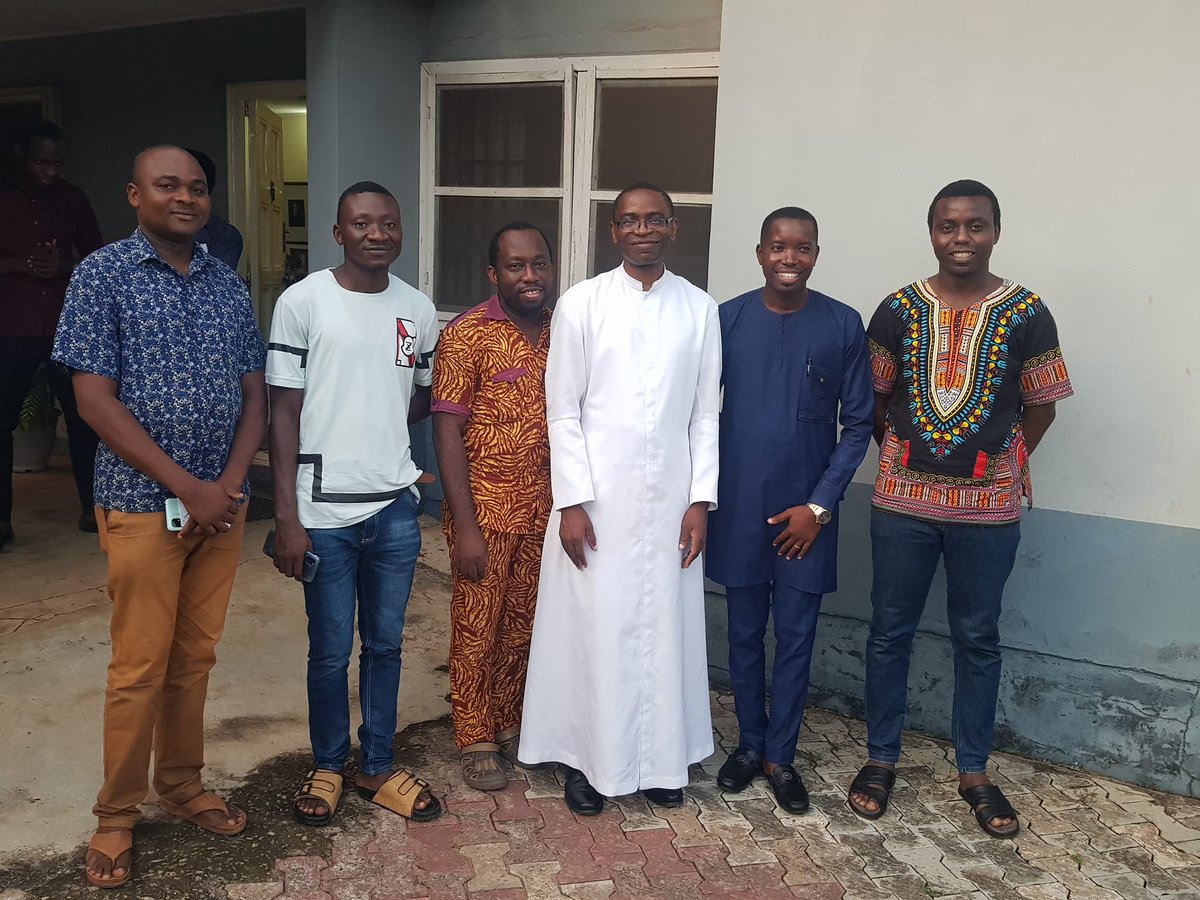 IsiuwaStudy's tweet photo. All attendees, including UNIBEN students and medical professionals from UBTH, actively participated. Topics like contraception, abortion, and IVF sparked intriguing discussions. The speaker also shared his personal journey from being a doctor to a priest. #Bioethics #ethicsmatter https://t.co/DwUtEwtTMF