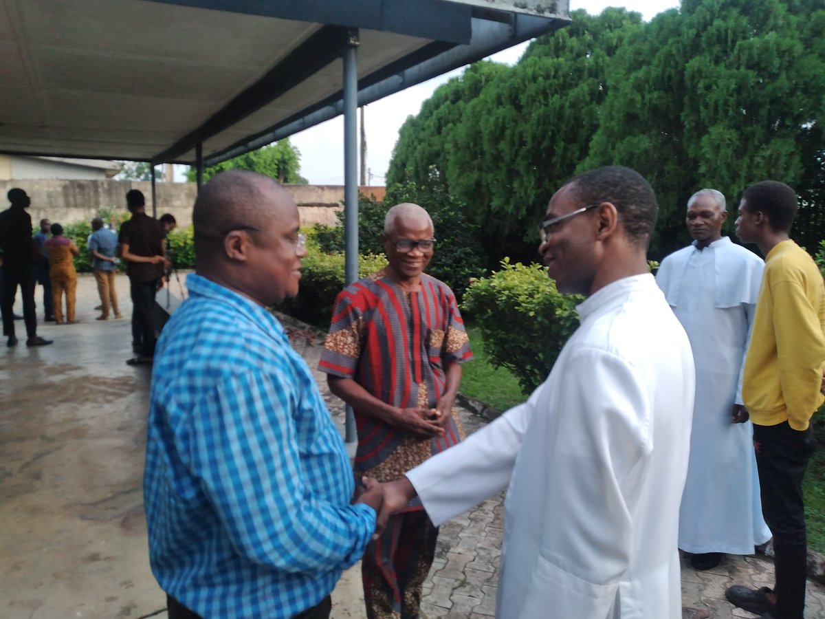 IsiuwaStudy's tweet photo. All attendees, including UNIBEN students and medical professionals from UBTH, actively participated. Topics like contraception, abortion, and IVF sparked intriguing discussions. The speaker also shared his personal journey from being a doctor to a priest. #Bioethics #ethicsmatter https://t.co/DwUtEwtTMF