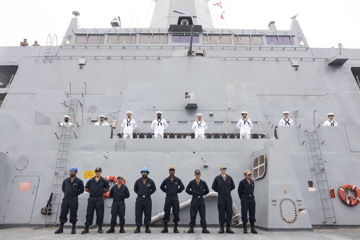 26MEU's tweet photo. USS Mesa Verde Arriving ๐โ๐ณ
Yesterday, U.S. Marines and Sailors from the USS Mesa Verde (LPD 19), assigned to the Bataan ARG, and the 26th MEU(SOC) arrived in Plymouth, U.K. for a regularly scheduled port visit.
@USMC @USNavy #MEUSOC
Read about it ๐
https://t.co/1Oz3R06jLP https://t.co/SPMWjYvGYn