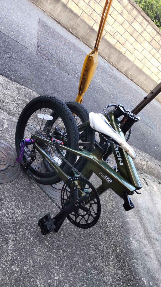 inumaru728's tweet photo. #折りたたみ自転車
#輪行袋
#KABON
輪行袋に入るか❓
……入った。

入らなかったらどうしよう😥ッてﾁﾗｯと思ったよ、😅

極端に軽い自転車ではないけど、まァなんとかなりそう。 https://t.co/rL0wuuIyA0
