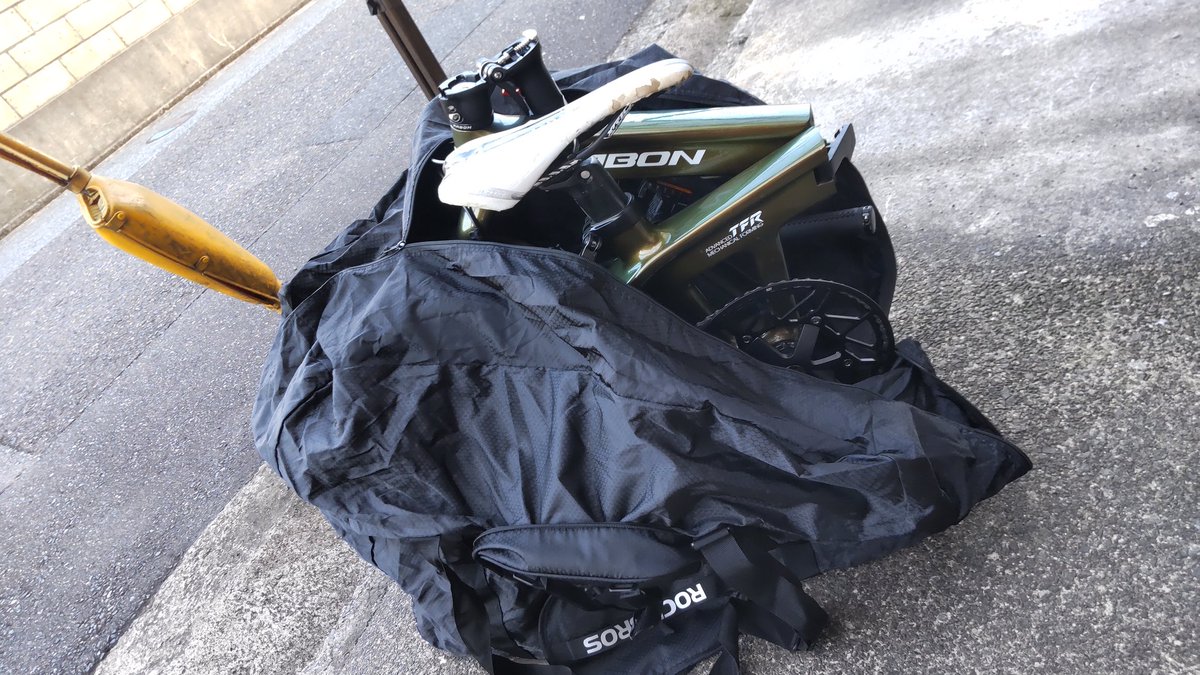 inumaru728's tweet photo. #折りたたみ自転車
#輪行袋
#KABON
輪行袋に入るか❓
……入った。

入らなかったらどうしよう😥ッてﾁﾗｯと思ったよ、😅

極端に軽い自転車ではないけど、まァなんとかなりそう。 https://t.co/rL0wuuIyA0