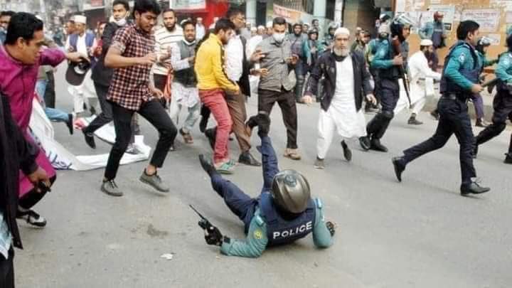 MAarafat71's tweet photo. A glimpse of #BNP’s terrorist activities today. They are coming back to their original character! https://t.co/qEs8mzZde5