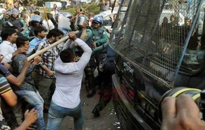 MAarafat71's tweet photo. A glimpse of #BNP’s terrorist activities today. They are coming back to their original character! https://t.co/qEs8mzZde5