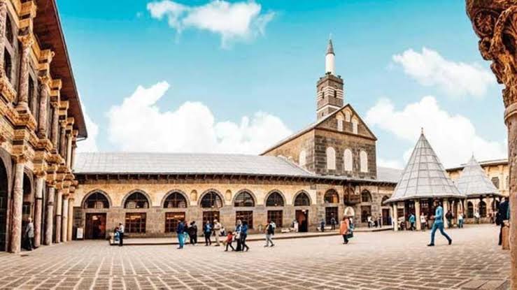 M.S. 639 yılında Diyarbakır'a egemen olan müslüman Araplar tarafından şehrin merkezindeki en büyük mabedin (Martoma Kilisesi) camiye çevrilmesiyle oluşturulmuştur. Daha sonra 1091 yılında Büyük Selçuklu Hükümdarı Melikşah'ın buyruğu ile.... tr.m.wikipedia.org/wiki/Diyarbak%…