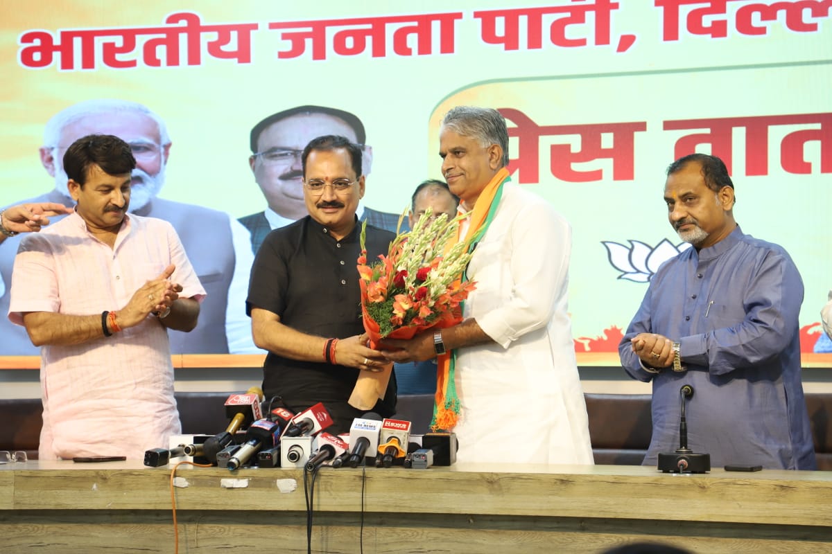 Virend_Sachdeva's tweet photo. गाजीपुर ए.पी.एम.सी. के चेयरमैन श्री राज कुमार बल्लन ने आज अपने पद से इस्तीफा देकर एवं आम आदमी पार्टी छोड़कर भाजपा की सदस्यता ली।

सांसद श्री @ManojTiwariMP एवं विधायक श्री @AjayMahawarBJP उपस्थित रहे।

@blsanthosh @ANI @PTI_News https://t.co/wZFkeLf3AO