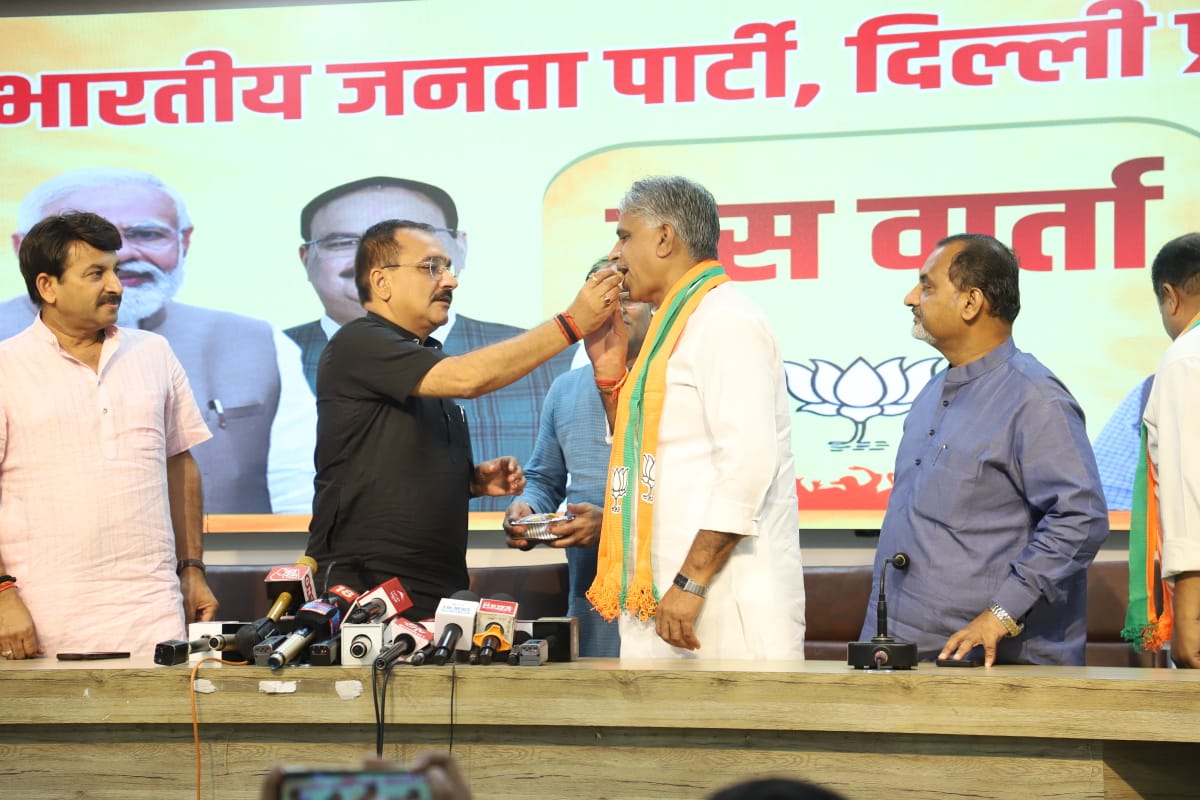 Virend_Sachdeva's tweet photo. गाजीपुर ए.पी.एम.सी. के चेयरमैन श्री राज कुमार बल्लन ने आज अपने पद से इस्तीफा देकर एवं आम आदमी पार्टी छोड़कर भाजपा की सदस्यता ली।

सांसद श्री @ManojTiwariMP एवं विधायक श्री @AjayMahawarBJP उपस्थित रहे।

@blsanthosh @ANI @PTI_News https://t.co/wZFkeLf3AO