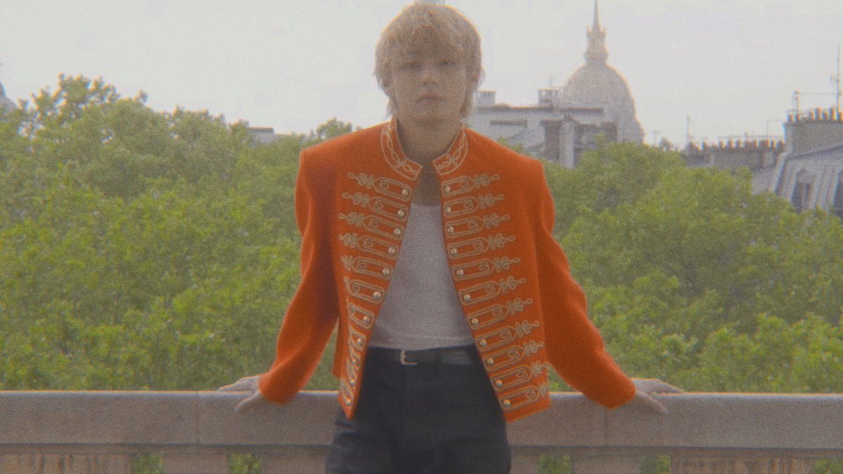 taeteland's tweet photo. kim taehyung is literally a prince ★ https://t.co/RrTpVMWh9N
