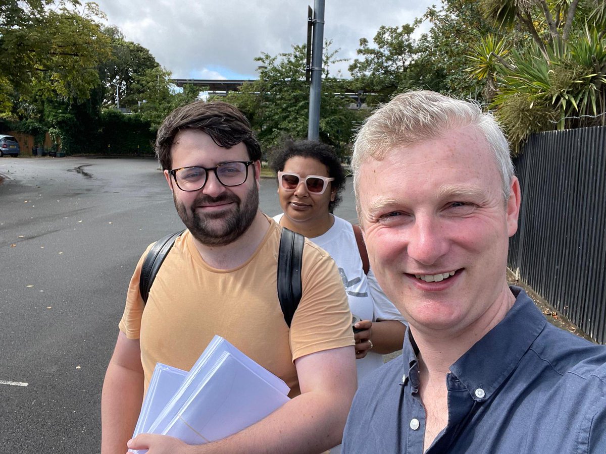 Been out in Kent House this morning with <a href="/trphilpott/">Tom Philpott</a>, <a href="/SamThurg/">Sam Thurgood</a> and @uokayhunxo this morning, delivering @Bob4Beckenham's resident survey.