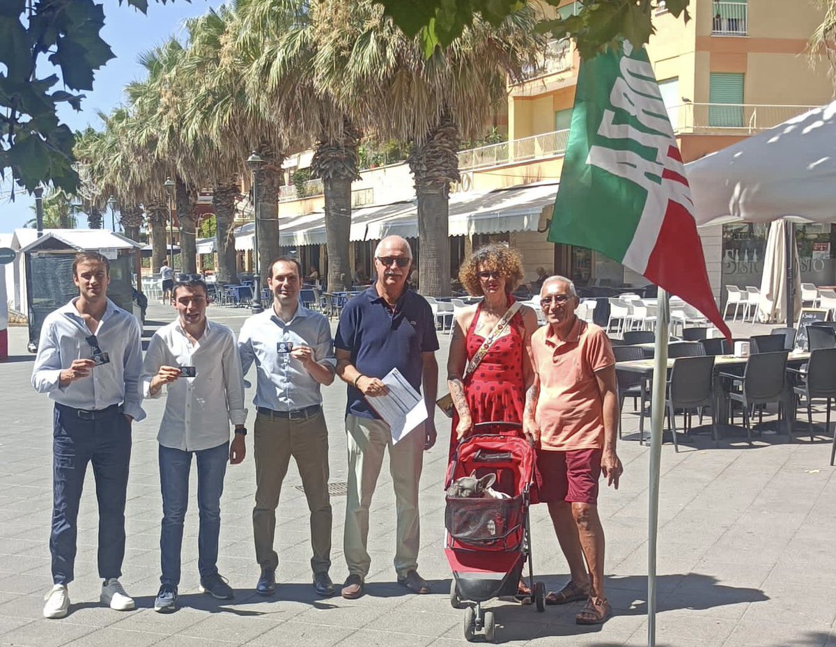 MassaroPiet's tweet photo. Ora ad #Ostia insieme a Renzo Pallotta, Francesco Bucci e ad altri militanti #azzurri per la prima #GiornatadelTesseramento di #ForzaItalia di questo weekend. 
Vi aspettiamo!! 

#aderisciaforzaitalia https://t.co/5VaP0UFT4s
