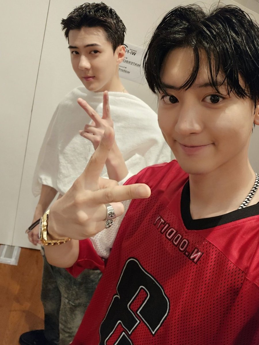 milkteus's tweet photo. chanyeol posted a selfie of him with sehun on 🧼💌! https://t.co/g1Jn0iyPwu