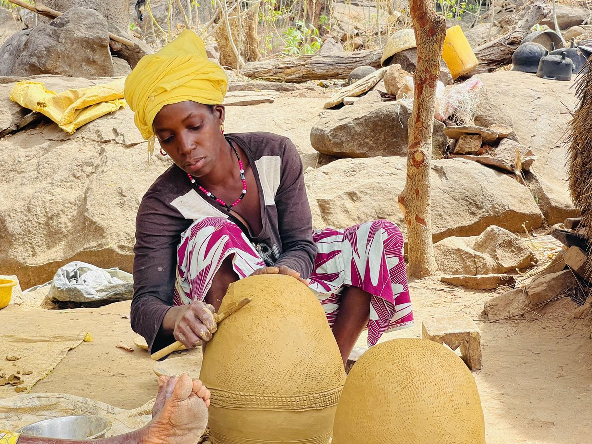 Alaidhyso's tweet photo. Souvenirs de Boussoura Mawdhé, l’un des très rare village de potiers de la région administrative de #Labe; précisément dans le district de #Douka au nord-est de la sous-préfecture de #Diari. Un savoir-faire jalousement gardé par cette communauté qui vie essentiellement de cet art https://t.co/5b6vQ5aBVR
