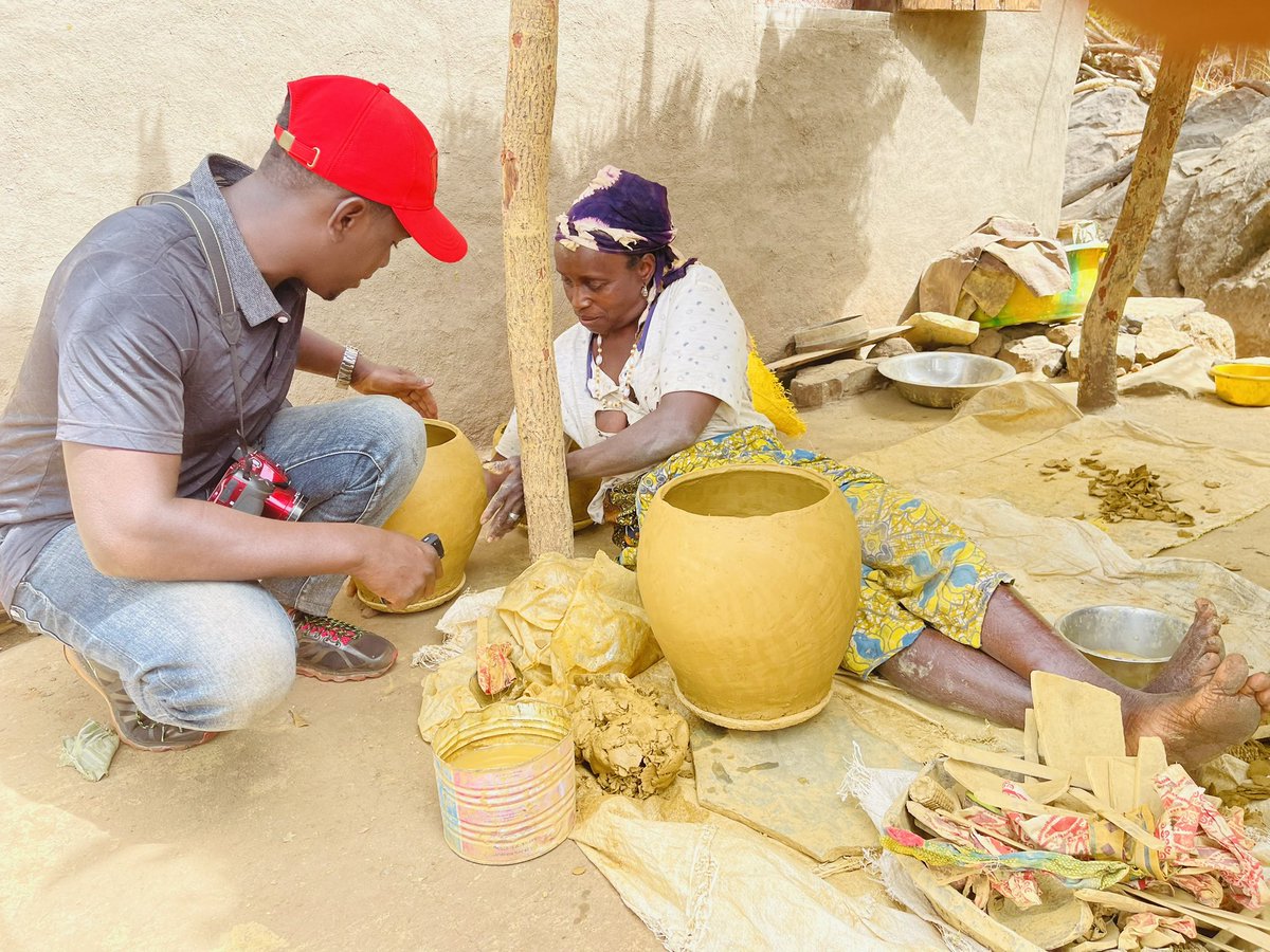Alaidhyso's tweet photo. Souvenirs de Boussoura Mawdhé, l’un des très rare village de potiers de la région administrative de #Labe; précisément dans le district de #Douka au nord-est de la sous-préfecture de #Diari. Un savoir-faire jalousement gardé par cette communauté qui vie essentiellement de cet art https://t.co/5b6vQ5aBVR