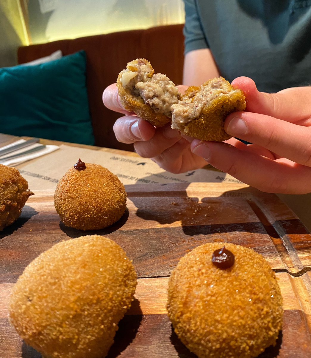 ALEXS_BBQ's tweet photo. La cremosidad de estas croquetas de BRISKET y PULLED PORK es otro rollo🤤

#bbq #smokedbbq #croquetagram #croquetascaseras #comerenmadrid #madrid #valdebebas https://t.co/3jXaYb2gm1