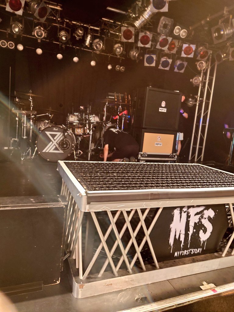 yamothy's tweet photo. MC1回もなしアンコールもなしの単にぶっ通しで1時間15分暴れ倒しただけw
あまりにも早く終わったせいでセトリ全然覚えとらん!!
身動き出来んで苦しかった!!そんだけ!!笑笑
テル以外はハイタッチ出来たから良しとしよう✨✨
#マイファス
#drumbe7
#長崎 https://t.co/v1vzqSeu6H