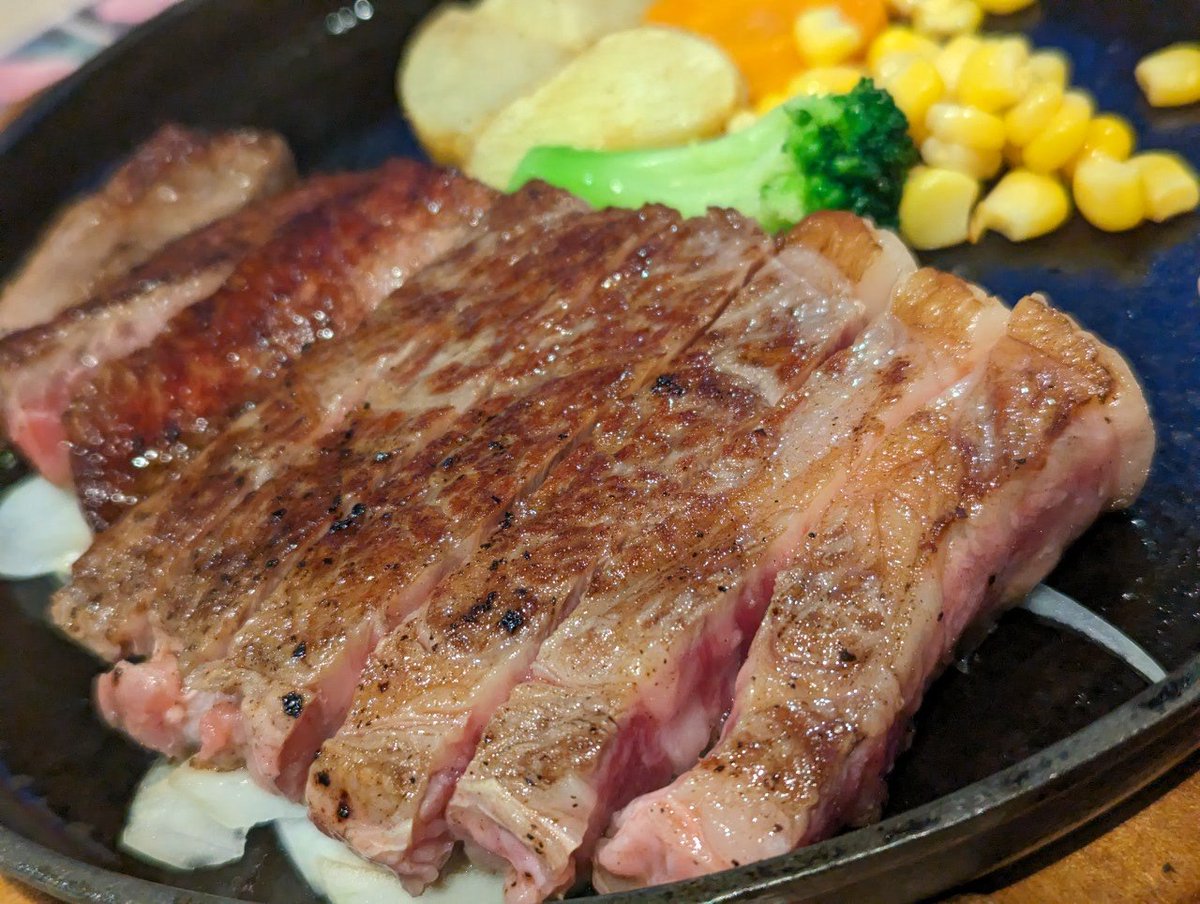 babu_talk's tweet photo. これはね、常陸牛のサーロインさん。とろけるような脂の甘さとさっくり歯が入る肉の柔らかさ。美味い。
#ばぶ飯 #CookBurn https://t.co/mJ4avUfXam