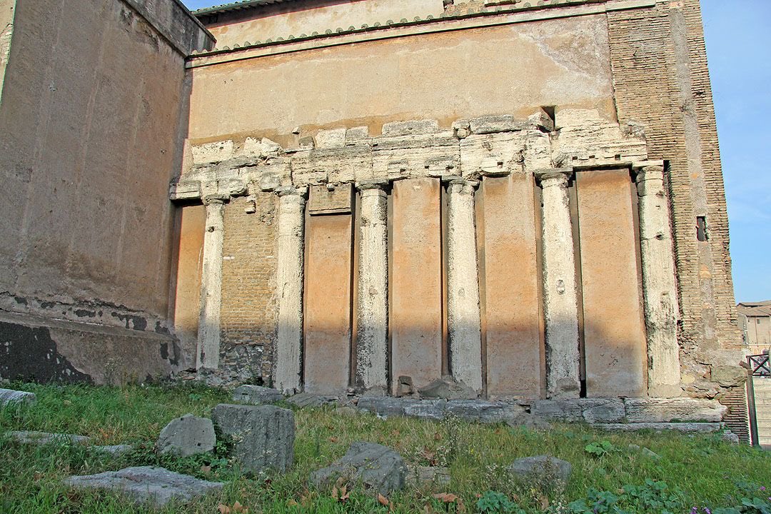 Romabc1's tweet photo. #RomanSite Saturday The Basilica of San Nicola in Carcere in Rome was built into the remains of 3 temples of the Republican period. From the exterior you can see columns from all 3: on the S the Temple of Spes, in front the Temple of Juno Sospita, & on the N the Temple of Janus. https://t.co/iqlPeX1sVW