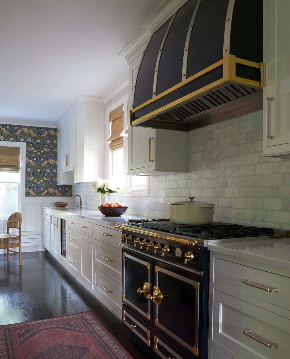 Bring on the pancakes! These homeowners selected this gorgeous La CornuFé 43' range featuring two electric convection ovens with French side-swing enameled steel doors and 5 gas burners. The custom hood from Mitchel and Mitchel matches to perfection! 
#michaelakaskel @lacornue