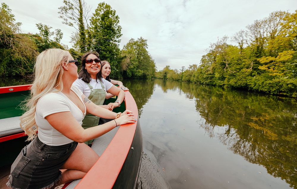 VisitDerby's tweet photo. Looking for exciting group activities in #DerbyUK?

Grab your friends and head out on a cruise of the picturesque River Derwent on @DerbyRiverboat ⚓

Relax with refreshments and take in the scenery as you learn about Derby's historic riverside

👉 https://t.co/hATjLQhXHQ https://t.co/cPsKJ4JKmQ