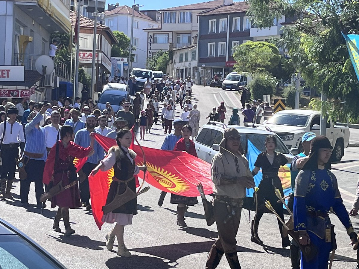 Atas_Yilmaz's tweet photo. "Uluslararası Okçu Şüca'yı Anma Geleneksel Okçuluk Turnuvası" Bursalı Şüca’nın memleketi Harmancık’ımızda devam ediyor. 12 Farklı ülkeden gelen misafirlerimiz ile birlikte İlçe merkezimizden başlayarak kortej yürüyüşünü gerçekleştirdik.
Katılan herkese teşekkür ederim. https://t.co/0v1a2rwNQJ