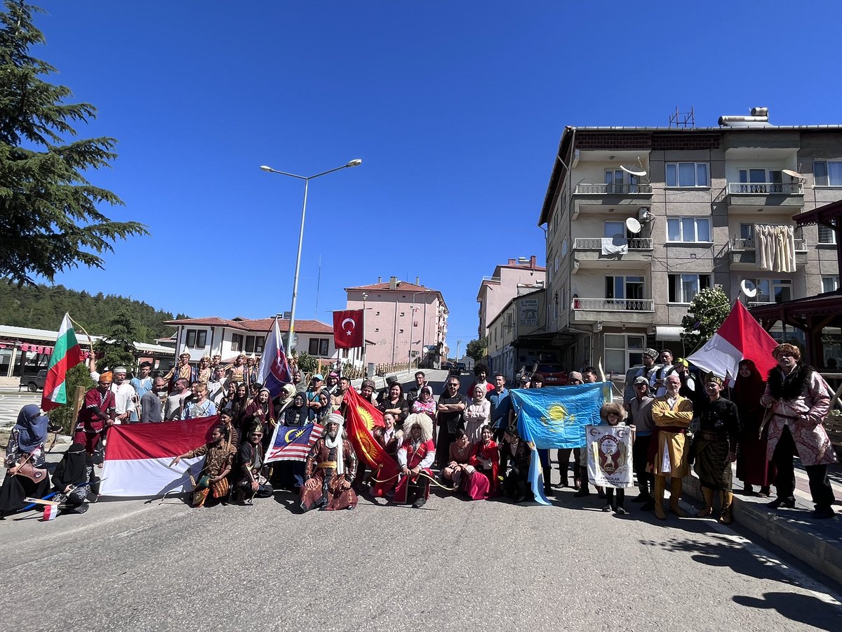 Atas_Yilmaz's tweet photo. "Uluslararası Okçu Şüca'yı Anma Geleneksel Okçuluk Turnuvası" Bursalı Şüca’nın memleketi Harmancık’ımızda devam ediyor. 12 Farklı ülkeden gelen misafirlerimiz ile birlikte İlçe merkezimizden başlayarak kortej yürüyüşünü gerçekleştirdik.
Katılan herkese teşekkür ederim. https://t.co/0v1a2rwNQJ