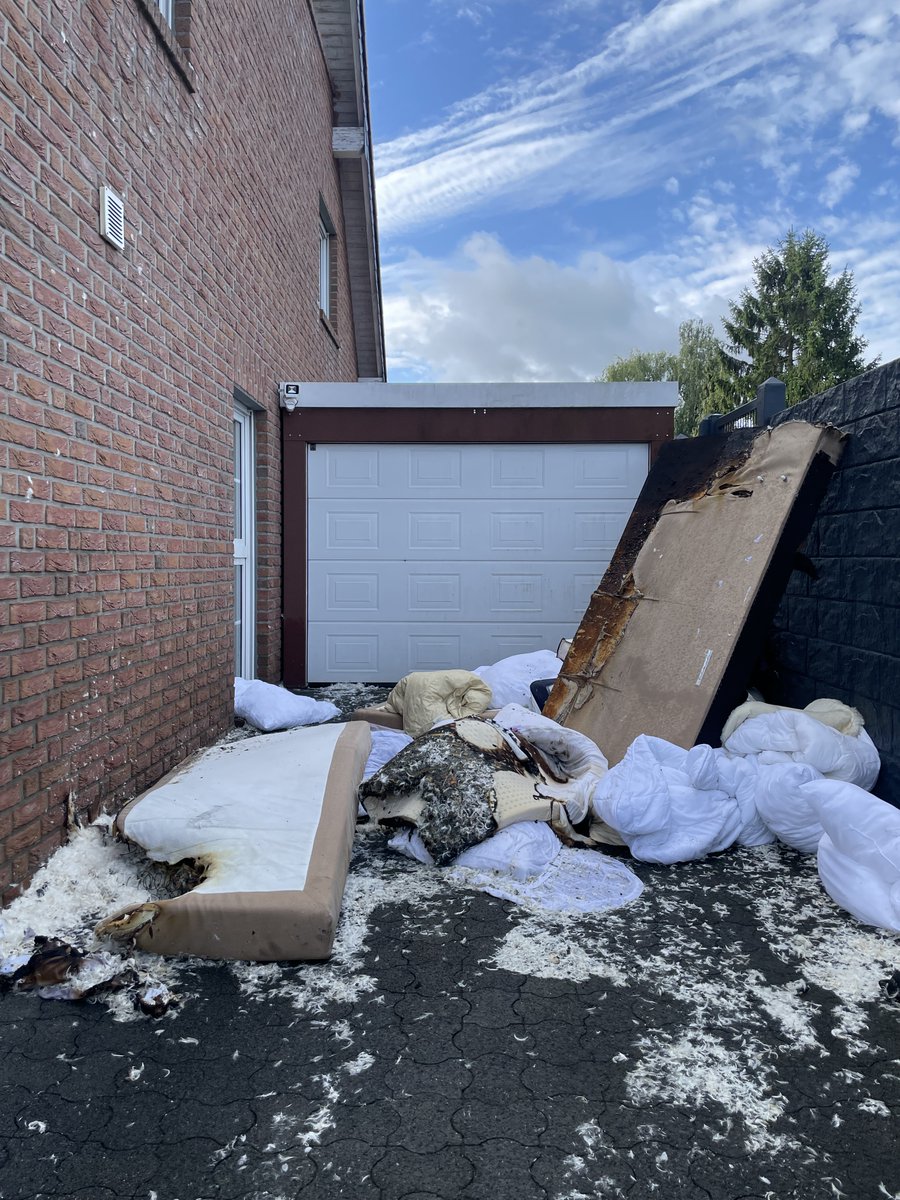 FWMeerbusch's tweet photo. Feuerwehr startet mit zwei Brandeinsätzen ins Wochenende Meerbusch | CO-Löschanlage verhindert schlimmeren Brand in der Entstehungsphase | Schwerverletzte Person bei Wohnungsbrand in Strümp
Hier ist unser Bericht 👇 
https://t.co/XNEEFBM0qd https://t.co/y2H75y9Whk