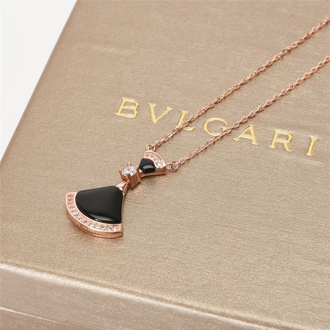 Harith20469441's tweet photo. #fashion #coldplaydublin #bulgari https://t.co/afDIk9tEnS