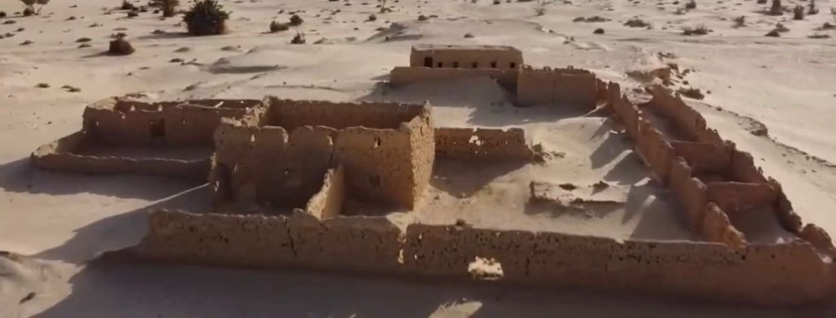 #لمحة_تراثية |#قصر_ابن_سمحان
يقع بالعين البيضاء بالجفيرات التابعة لمحافظة #القريات بمنطقة #الجوف،ويعود تاريخه لعام 1354هـ،وينسب الى مريحيل السمحان الشراري انشئ لسكن وخدمة الحجاج،ويتكون من مسجد وبرج محاط بسور وعدة مباني،بني من الطين والحجر وجذوع الأشجار وسعف النخيل،أرث تاريخي عظيم