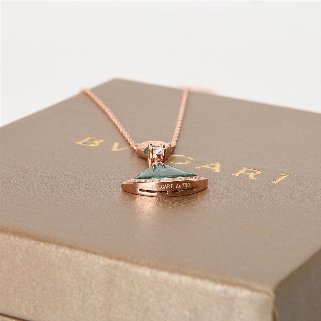 Harith20469441's tweet photo. #fashion #coldplaydublin #bulgari https://t.co/afDIk9tEnS
