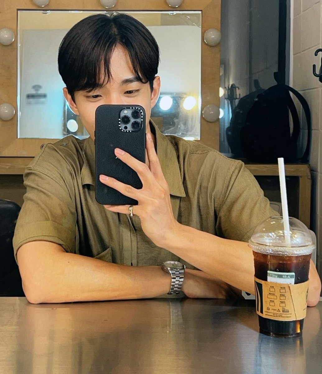 qtdkyeoms's tweet photo. something about dokyeom wearing polo and wristwatch. he exudes so much charisma. https://t.co/x3AZmqjiqL