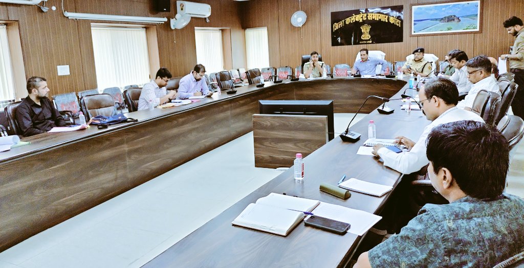 Dcdmkota's tweet photo. #Kota जिला कलक्टर श्री ओपी बुनकर की अध्यक्षता में कलक्ट्रेट सभागार में राजीव गांधी ग्रामीण एवं शहरी ऑलम्पिक खेलों, इन्दिरा गांधी स्मार्ट फोन योजना एवं अन्नपूर्णा फूड पैकेट योजना में वितरण की तैयारियों की समीक्षा बैठक आयोजित की गई।
@RajGovOfficial @DIPRRajasthan @BunkarOp1 https://t.co/IOWhuR1Ivz