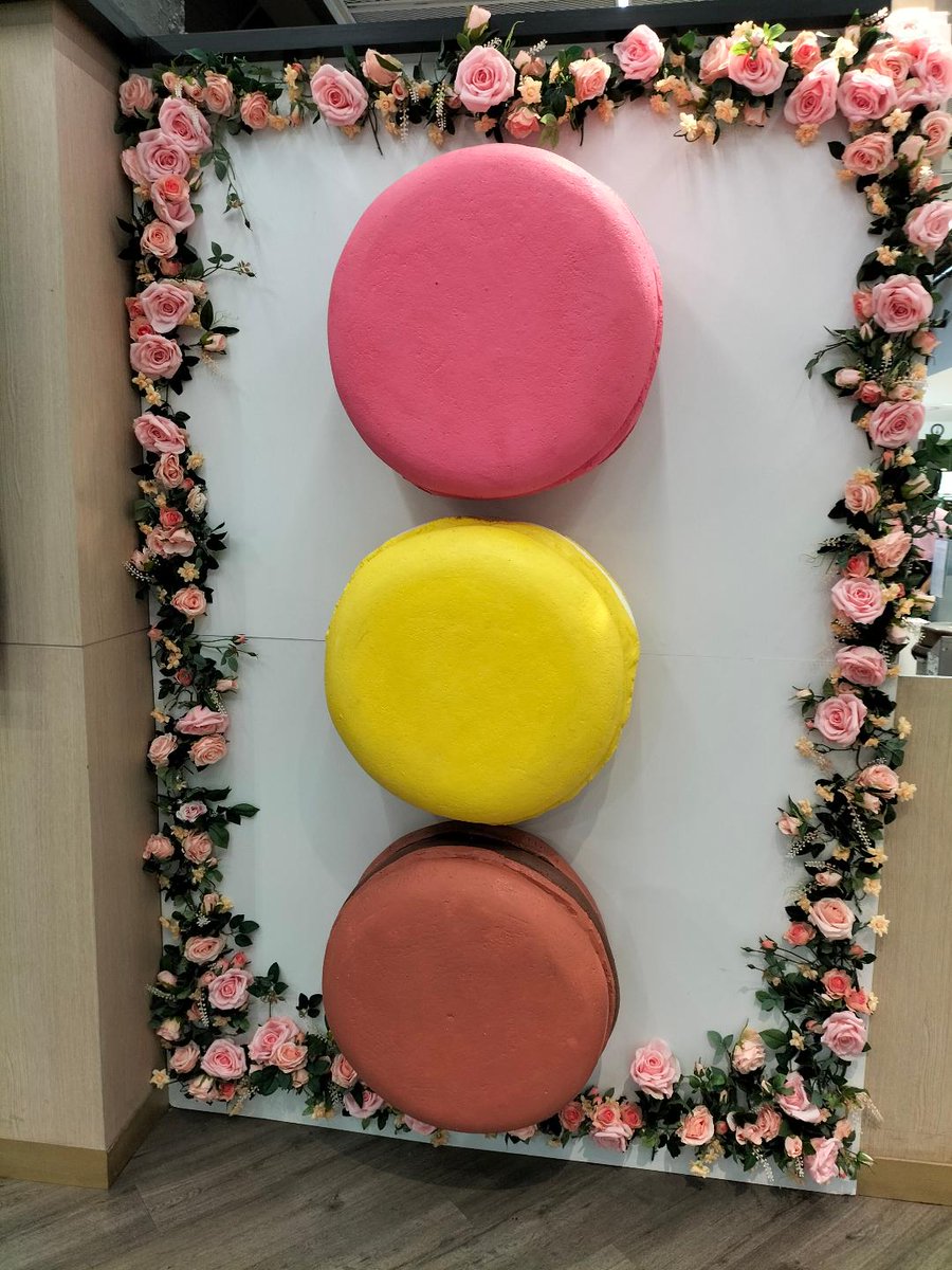 ChrisCsd1's tweet image. #Bangkok #Macaroons #Shoppingmall My pics of a colourful display for a macaroon stall, we didn't buy any, but we purchased two apple turnovers &amp;amp; a spinach filled pastry. The apple was yummy, we've yet to try the spinach! One  pound 36 pence each in UK money.