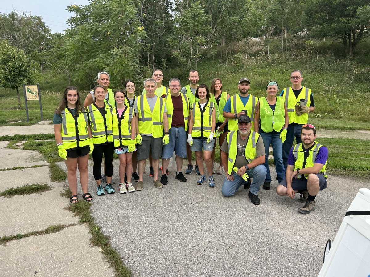 BBPOmaha's tweet photo. Before. After. Amazing humans from Dicon make a difference!  #committoclean ⁦@DiconCorp⁩ https://t.co/EC18xVltC3