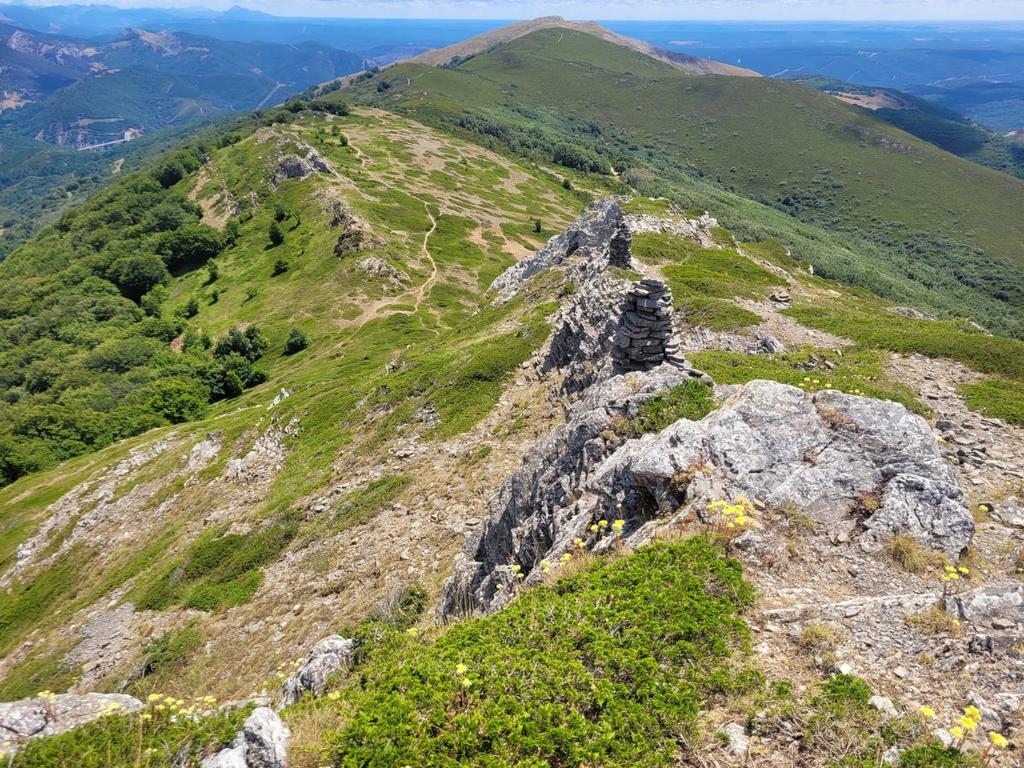 jsuarezgarmon's tweet photo. Si... Lo sé... Soy muy pesado... Pero todo este cordal (y el que está x detrás) se puede ver afectado por la colocación de aerogeneradores... La llamada 'energía limpia', pero que va a destrozar todo el entorno... Vengo todas las semanas... Pero hasta que lo destrocen... https://t.co/rastV1e4Tt