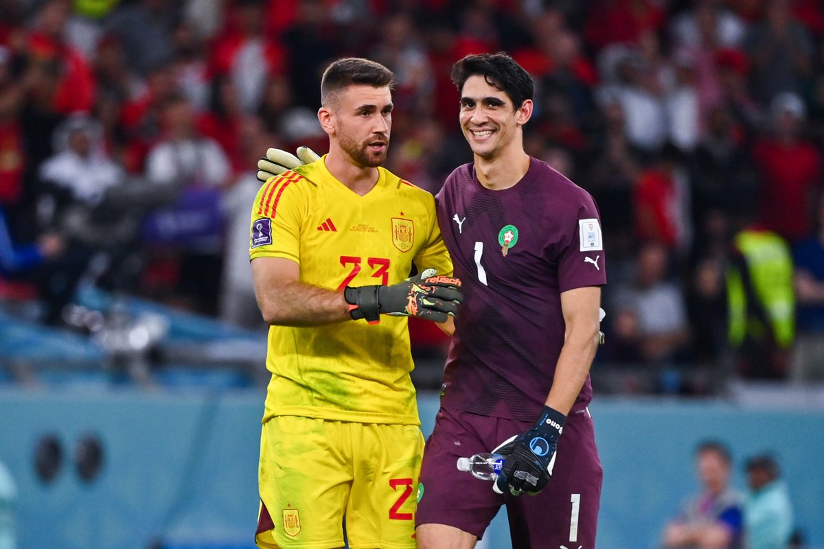 ActuFoot_'s tweet photo. L'anecdote de Yassine Bounou 🇲🇦 sur la séance de tirs au but face à l'Espagne en Coupe du monde : 

« Avant la séance de tirs au but, j’ai échangé avec Unai Simon, le gardien de l’Espagne. Il avait un papier avec les informations sur nos tireurs dans la main. 𝗜𝗹 𝗺𝗲 𝗱𝗶𝘁, "𝗷𝗲 𝘃𝗮𝗶𝘀 𝗺𝗲𝘁𝘁𝗿𝗲 𝗹𝗲 𝗽𝗮𝗽𝗶𝗲𝗿 𝗱𝗮𝗻𝘀 𝗹𝗲𝘀 𝗰𝗮𝗴𝗲𝘀, 𝗻𝗲 𝗹𝗲 𝘁𝗼𝘂𝗰𝗵𝗲 𝗽𝗮𝘀 𝘀’𝗶𝗹 𝘁𝗲 𝗽𝗹𝗮𝗶̂𝘁". Je lui dis "je ne vais pas le toucher, mais cache le bien (rires)".

Quand Abdelhamid Sabiri s’approche pour tirer le premier penalty, je lui dis de changer de côté, car le gardien a l’information sur son papier. Sabiri m’écoute et tire à l’opposé »

𝑣𝘪𝑎 @footmercato