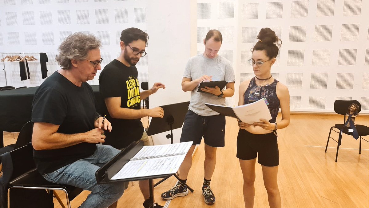 MarcMoncusi's tweet image. Esta semana ya hemos iniciado los ensayos de "The Metamorphosis ' de @igor_escudero con dirección escénica de Iñigo Santacana. Fantástico! @VermutMiroReus marcmoncusi.com