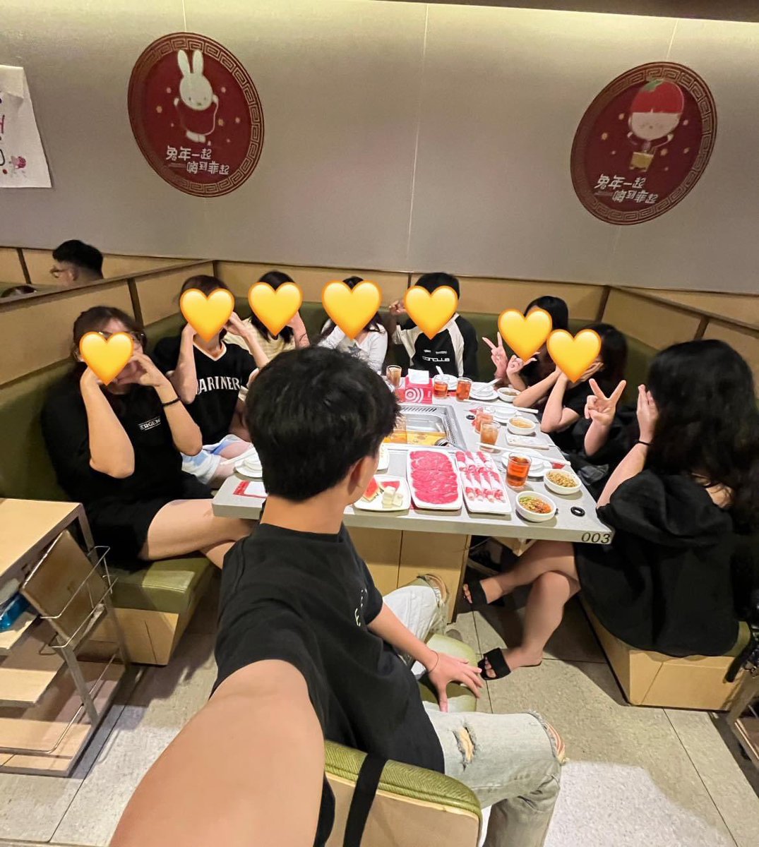 DEARMYLILI_VN's tweet photo. TEAM LISA VN 🔥

LALISA SHINES VIETNAM
#WelcomeLisaToVietnam
#LisaKhuấyđộngViệtNam https://t.co/9uGuZbqSsQ