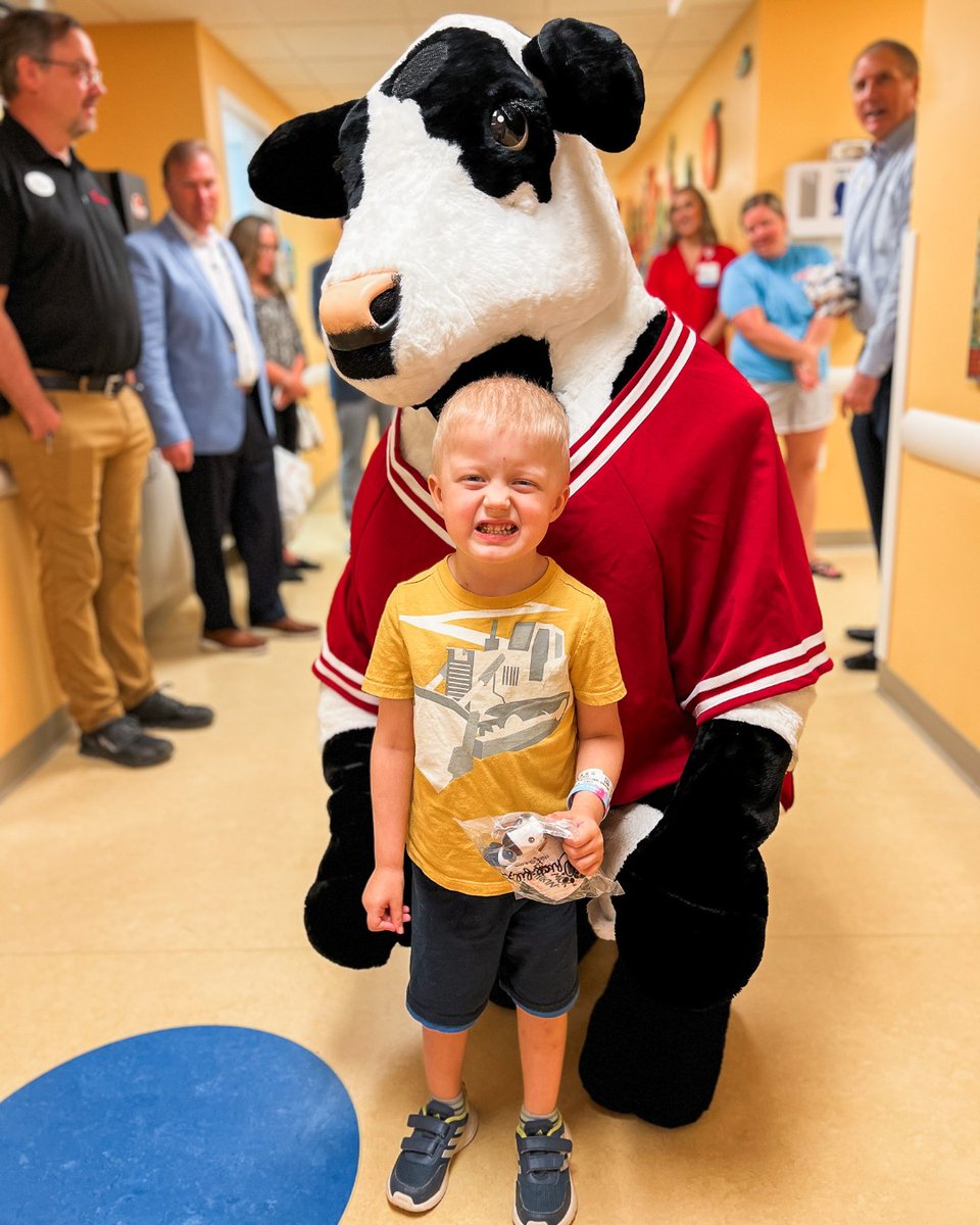 dollychildrens's tweet photo. Name a better duo than @ChickfilA and Cow?! Thanks for visiting us 🐄🍗💙  

#chickfila #chickfilacow https://t.co/JWNsET9Q5g