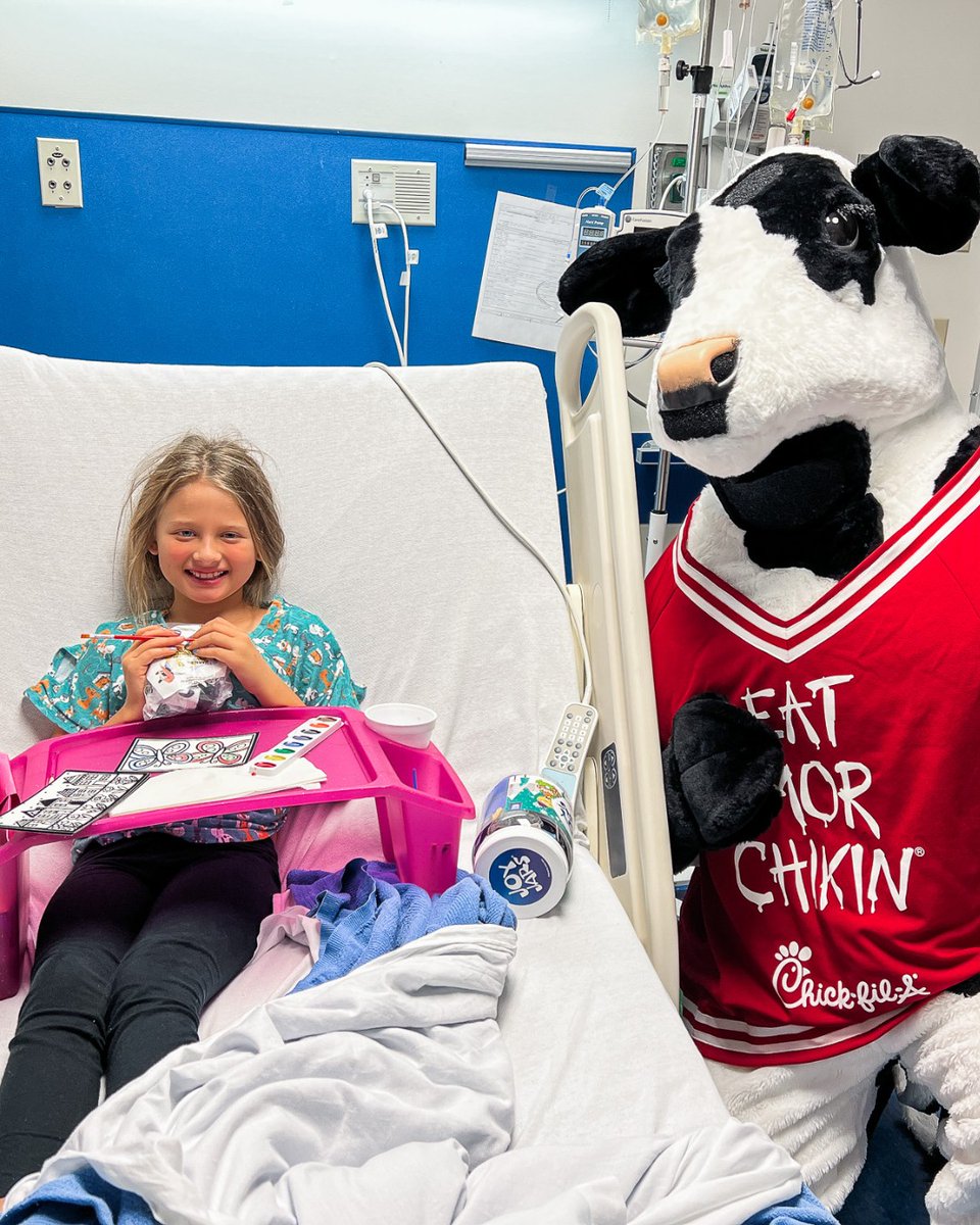 dollychildrens's tweet photo. Name a better duo than @ChickfilA and Cow?! Thanks for visiting us 🐄🍗💙  

#chickfila #chickfilacow https://t.co/JWNsET9Q5g