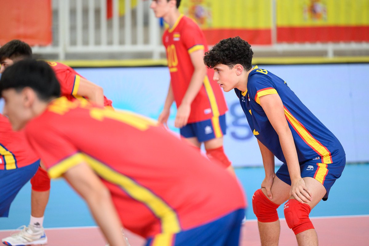 RFEVB's tweet photo. #EuroVolleyU17M 🔚😢 Los #MiniRedLynxes caen ante BULGARIA 🇧🇬 por 3-0 en la SEMIFINAL del Campeonato de Europa Sub17 y lucharán por el BRONCE este domingo a las 16:30h ⏰ ante el perdedor del duelo entre ITALIA 🇮🇹🆚🇧🇪 BÉLGICA 🔜

💪🏽 CABEZA ALTA y a por el PODIO CAMPEONES ‼️ https://t.co/ZoydlcHpqh