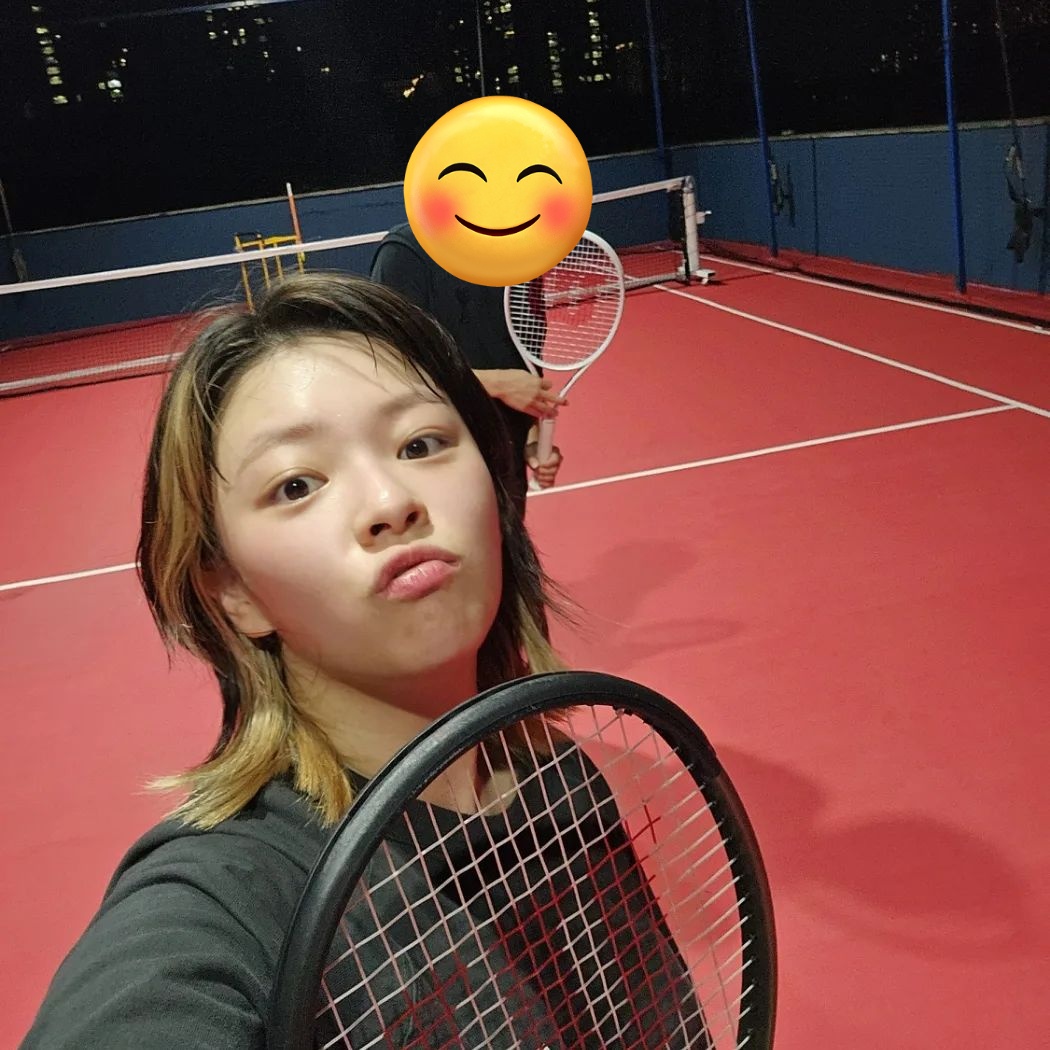 SubjectKpop's tweet photo. Jeongyeon's photos with her coach 

#TWICE #트와이스 @JYPETWICE https://t.co/6bYSoGt8f7