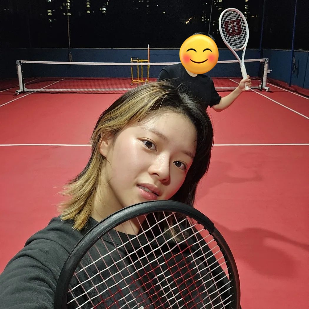 SubjectKpop's tweet photo. Jeongyeon's photos with her coach 

#TWICE #트와이스 @JYPETWICE https://t.co/6bYSoGt8f7